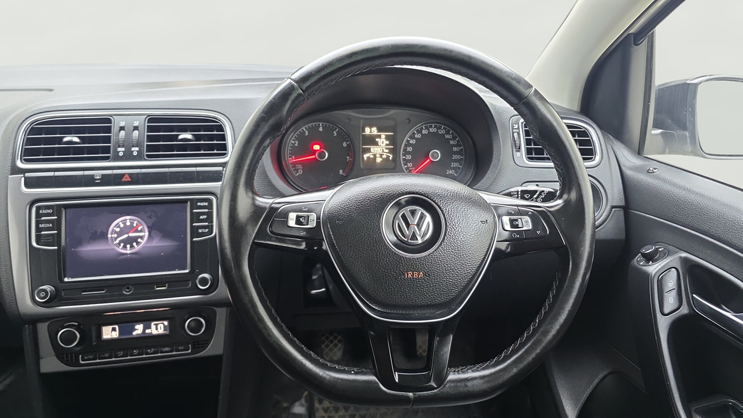 Used 2018 Volkswagen Polo Highline Plus 1.0 (P) 16 Alloy Petrol Manual interior STEERING VIEW