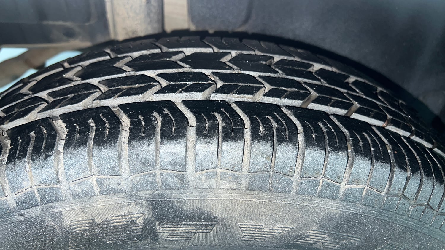 Used 2016 Maruti Suzuki Swift Lxi (O) Petrol Manual tyres RIGHT REAR TYRE TREAD VIEW