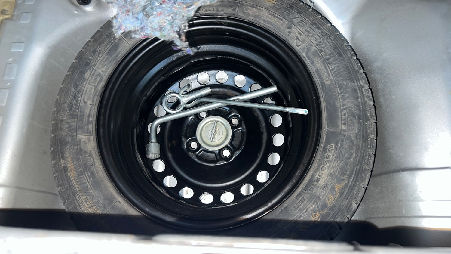 Used 2013 Honda Brio V MT Petrol Manual tyres SPARE TYRE VIEW
