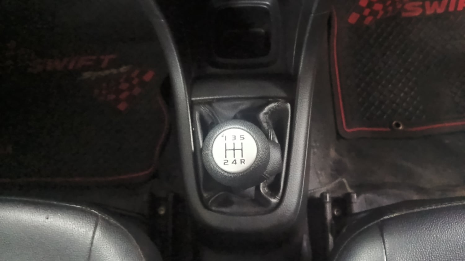 Used 2015 Maruti Suzuki Swift VXi Petrol Manual interior GEAR  KNOB VIEW