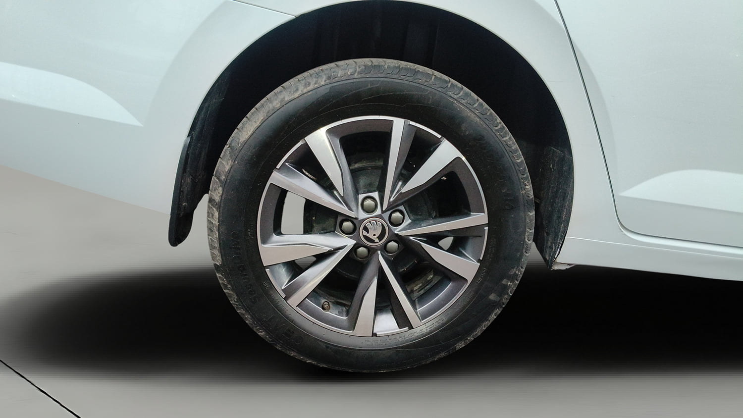 Used 2022 Skoda Slavia Style 1.0L TSI MT Petrol Manual tyres RIGHT REAR TYRE RIM VIEW