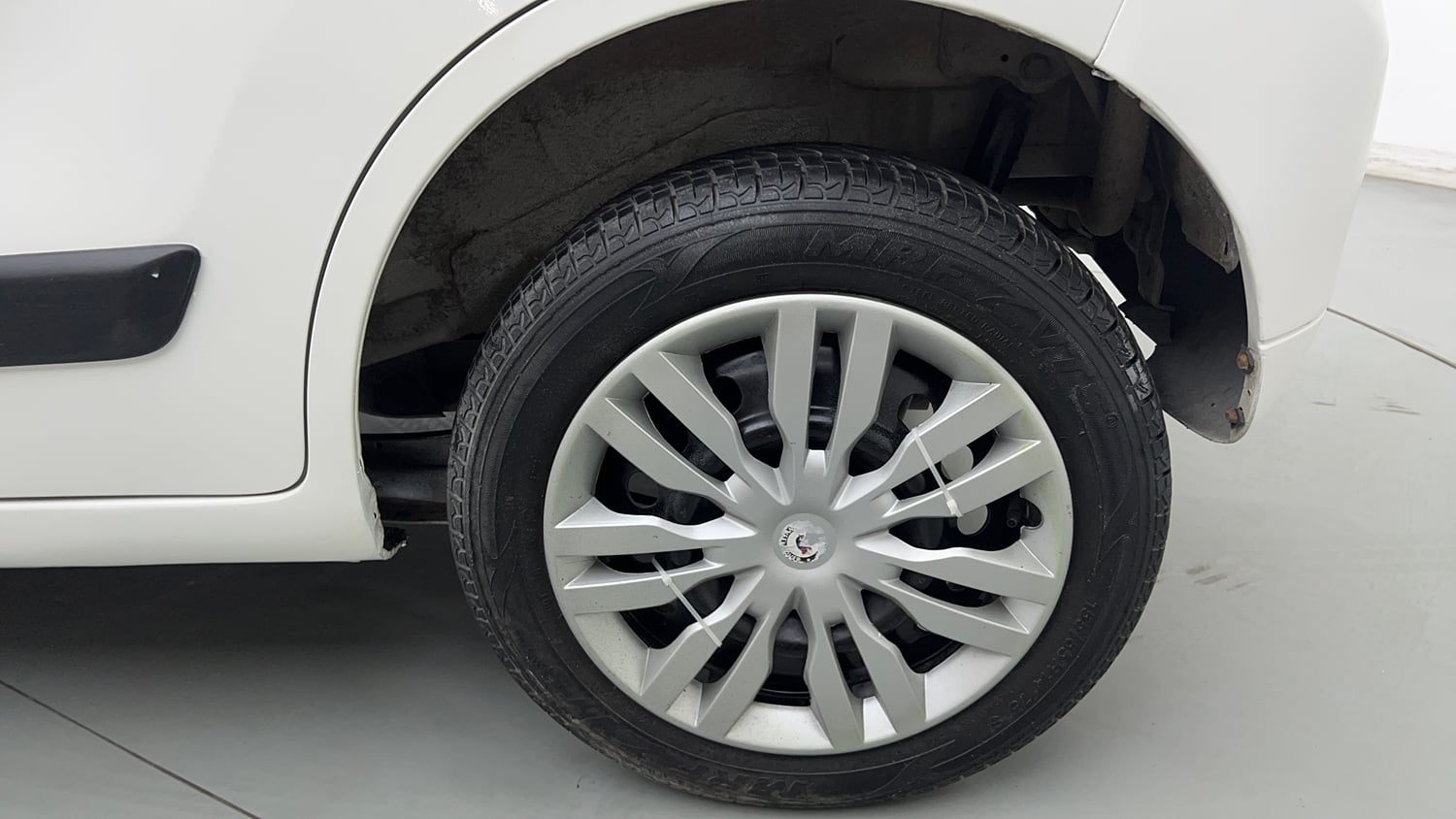 Used 2015 Maruti Suzuki Wagon R VXI Petrol Manual tyres LEFT REAR TYRE RIM VIEW