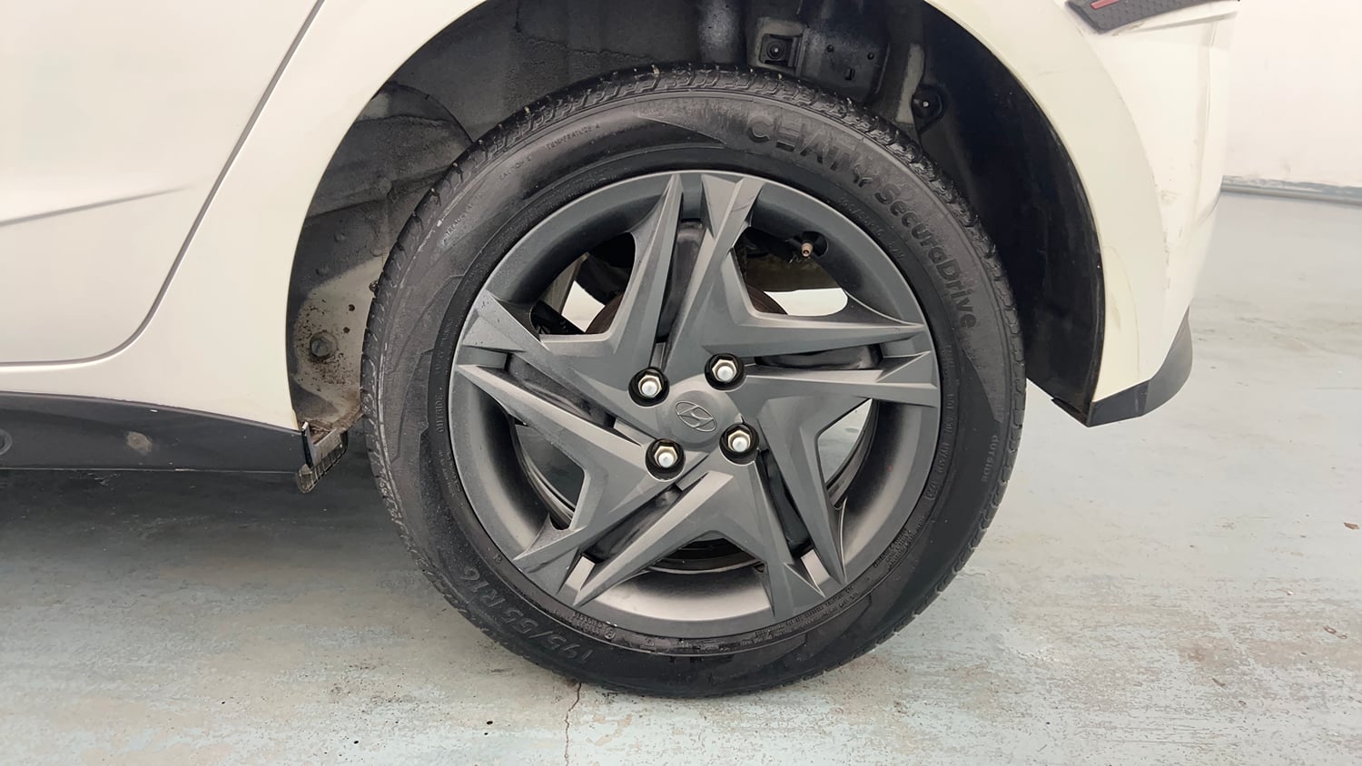 Used 2023 Hyundai i20 Sportz 1.2 MT Petrol Manual tyres LEFT REAR TYRE RIM VIEW