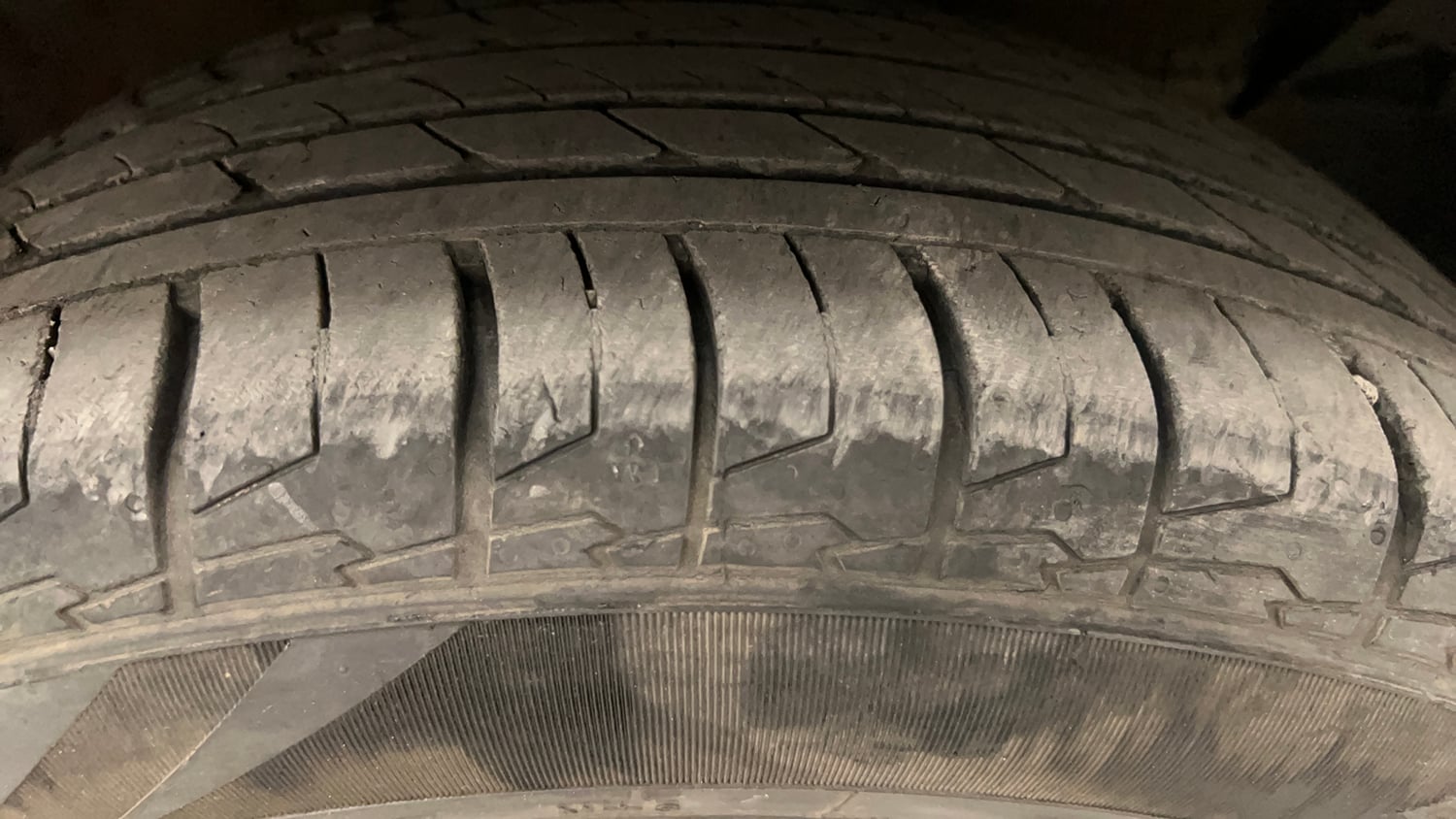Used 2023 Kia Seltos GTX Plus 1.5 Diesel AT Diesel Automatic tyres RIGHT FRONT TYRE TREAD VIEW