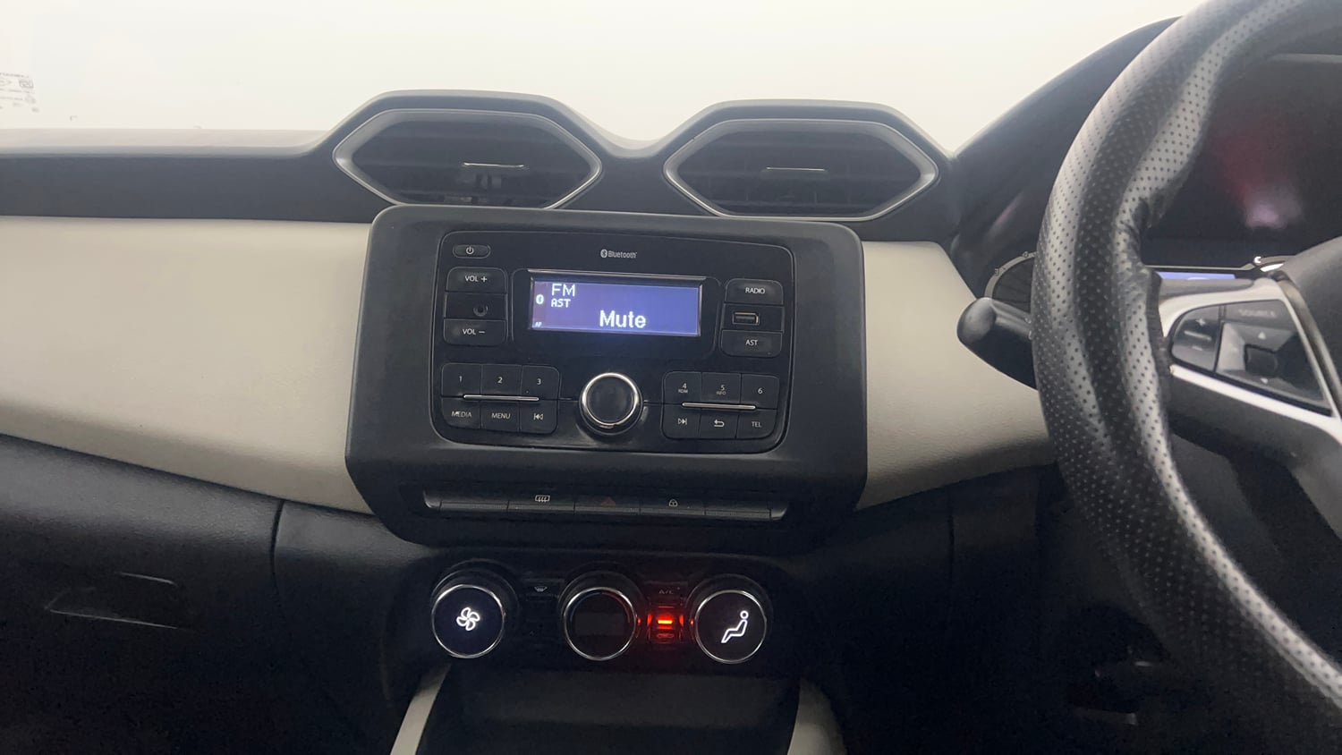 Used 2021 Nissan Magnite XL Petrol Manual interior MUSIC SYSTEM & AC CONTROL VIEW