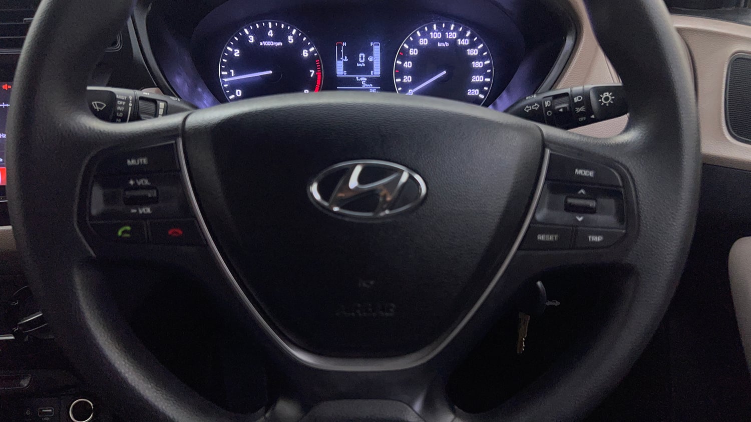 Used 2017 Hyundai Elite i20 Sportz 1.2 Petrol Manual top_features Airbags