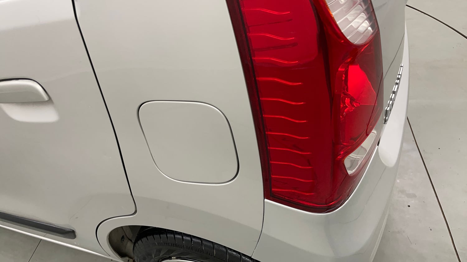 Used 2017 Maruti Suzuki Wagon R 1.0 VXI AMT Petrol Automatic dents MINOR SCRATCH