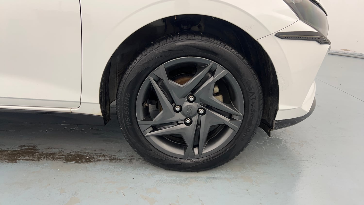 Used 2023 Hyundai i20 Sportz 1.2 MT Petrol Manual tyres RIGHT FRONT TYRE RIM VIEW