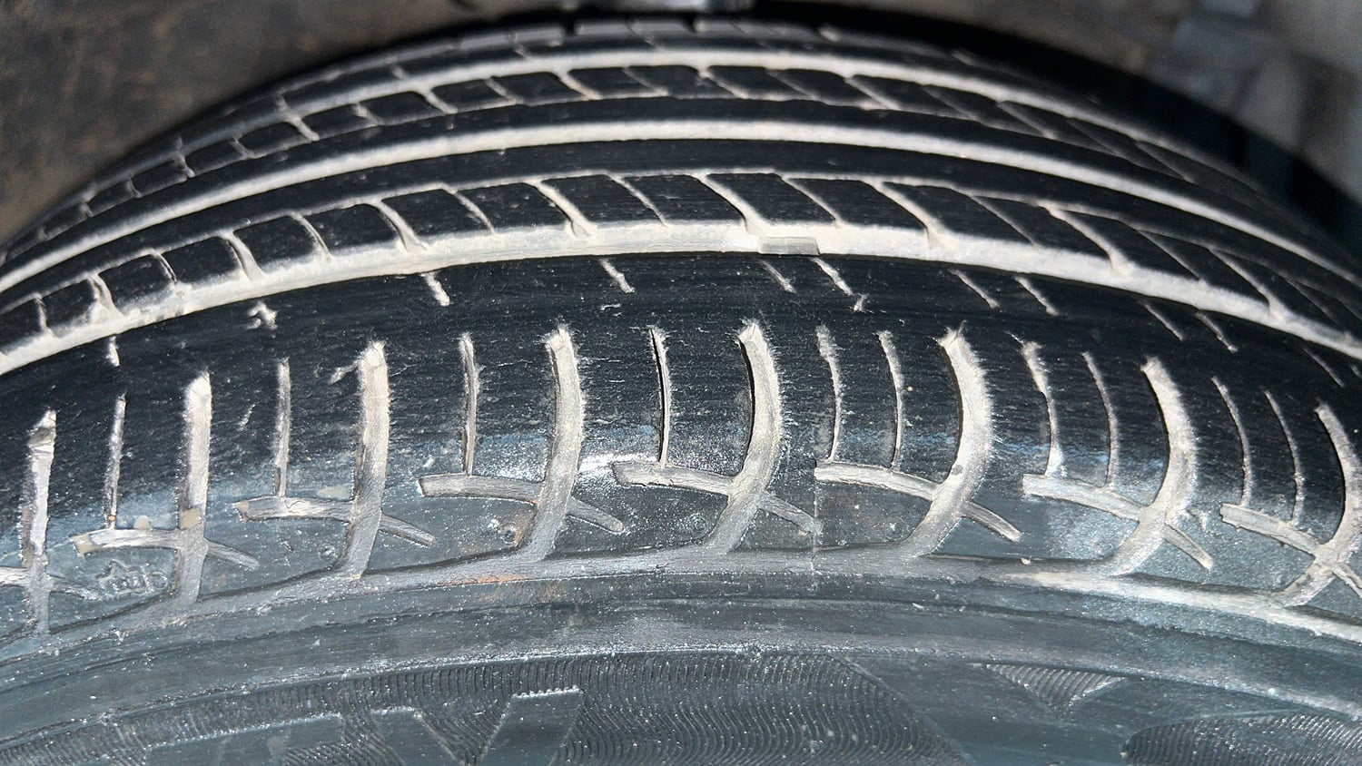 Used 2015 Maruti Suzuki Swift ZXi Petrol Manual tyres RIGHT FRONT TYRE TREAD VIEW