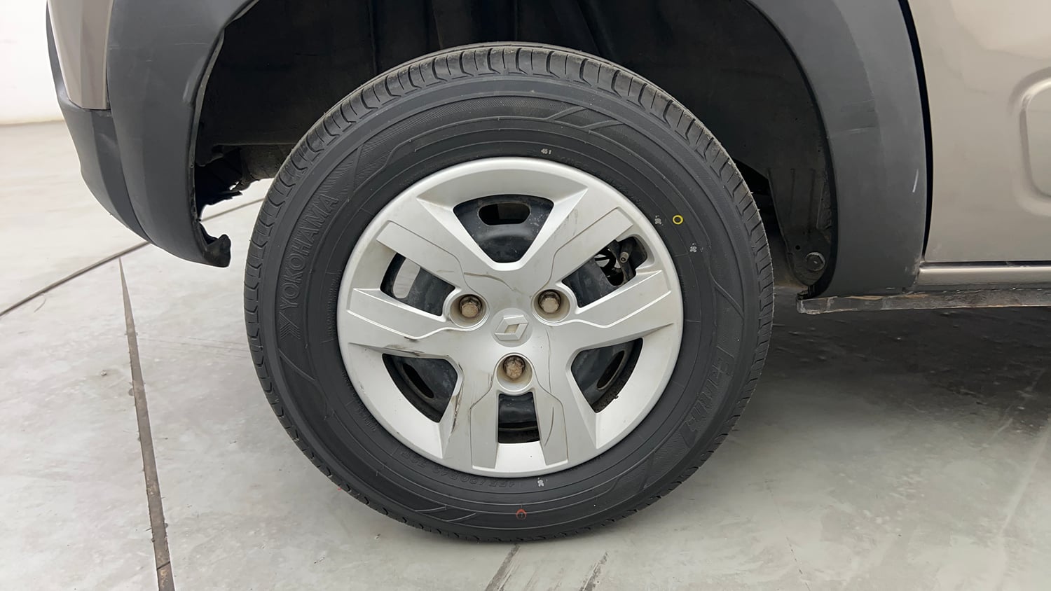 Used 2019 Renault Kwid RXT (O) 1.0 SCE Edition Petrol Manual tyres RIGHT REAR TYRE RIM VIEW
