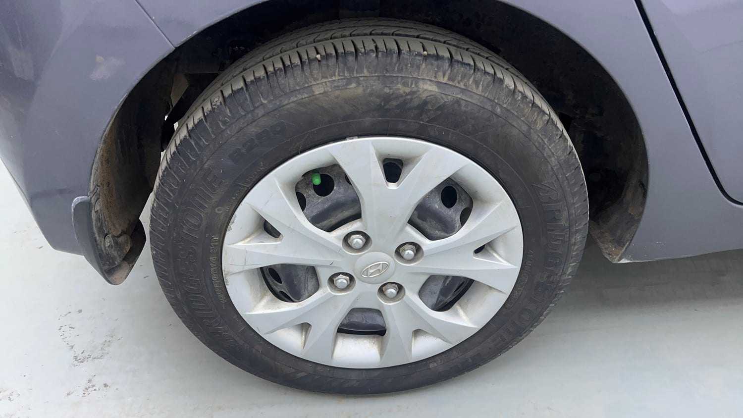 Used 2014 Hyundai Grand i10 Sportz AT 1.2 Kappa VTVT Petrol Automatic tyres RIGHT REAR TYRE RIM VIEW