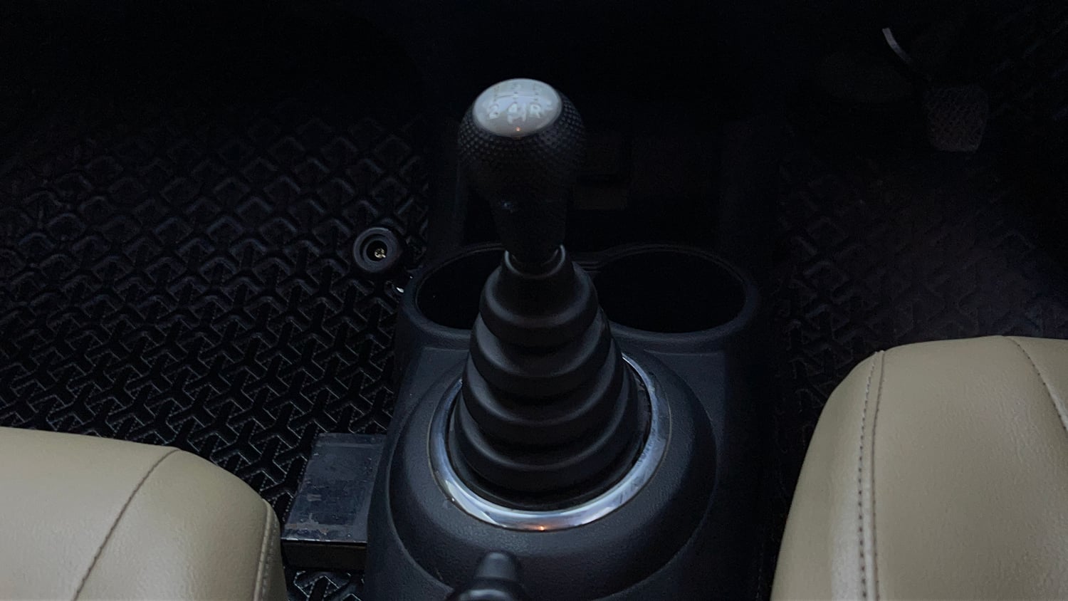Used 2013 Honda Brio V MT Petrol Manual interior GEAR  KNOB VIEW