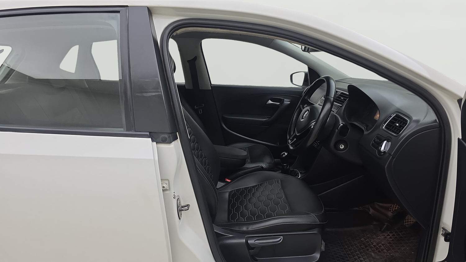 Used 2018 Volkswagen Polo Highline Plus 1.0 (P) 16 Alloy Petrol Manual interior RIGHT SIDE FRONT DOOR CABIN VIEW