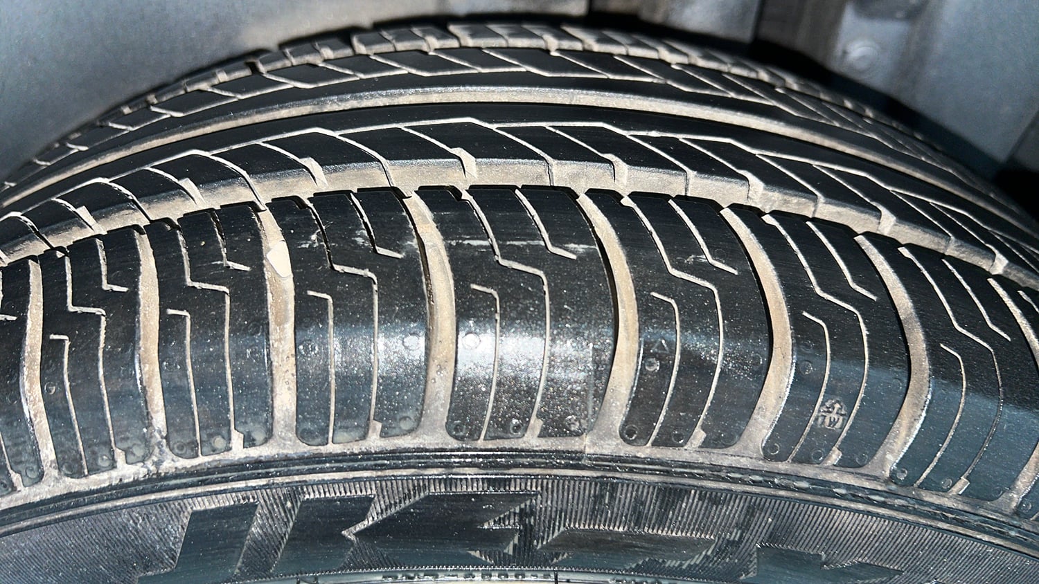 Used 2015 Maruti Suzuki Swift ZXi Petrol Manual tyres LEFT REAR TYRE TREAD VIEW
