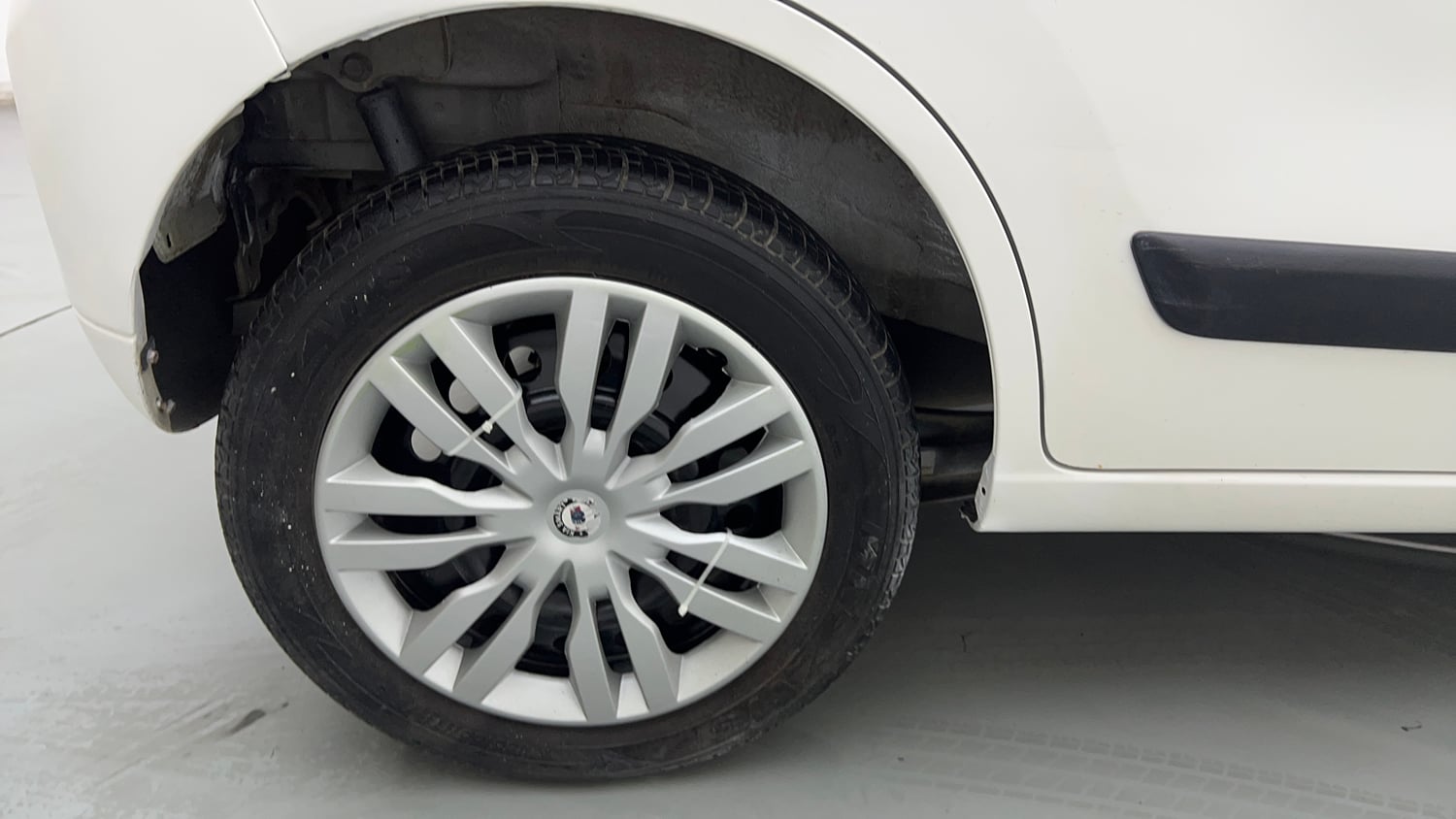 Used 2015 Maruti Suzuki Wagon R VXI Petrol Manual tyres RIGHT REAR TYRE RIM VIEW