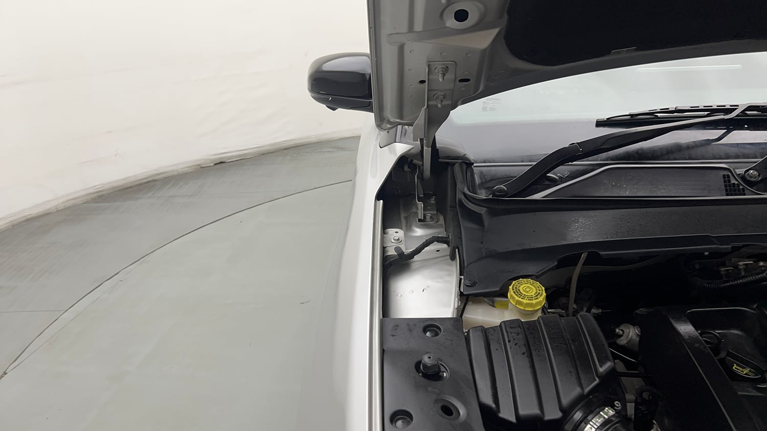 Used 2022 Jeep Compass Model S (O) 1.4 Petrol DCT Petrol Automatic engine ENGINE RIGHT SIDE HINGE & APRON VIEW