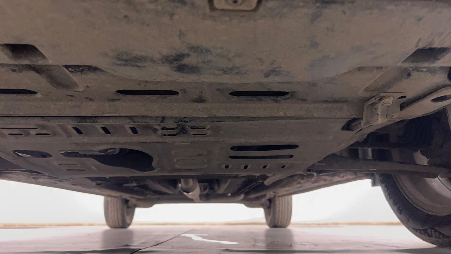 Used 2022 Renault Kiger RXZ Turbo MT Dual Tone Petrol Manual extra FRONT LEFT UNDERBODY VIEW
