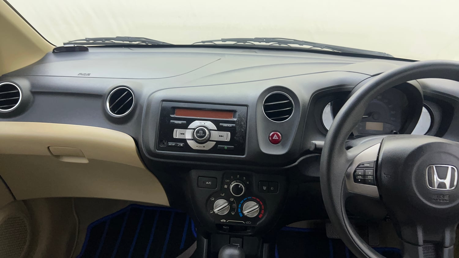 Used 2015 Honda Brio VX AT Petrol Automatic interior MUSIC SYSTEM & AC CONTROL VIEW