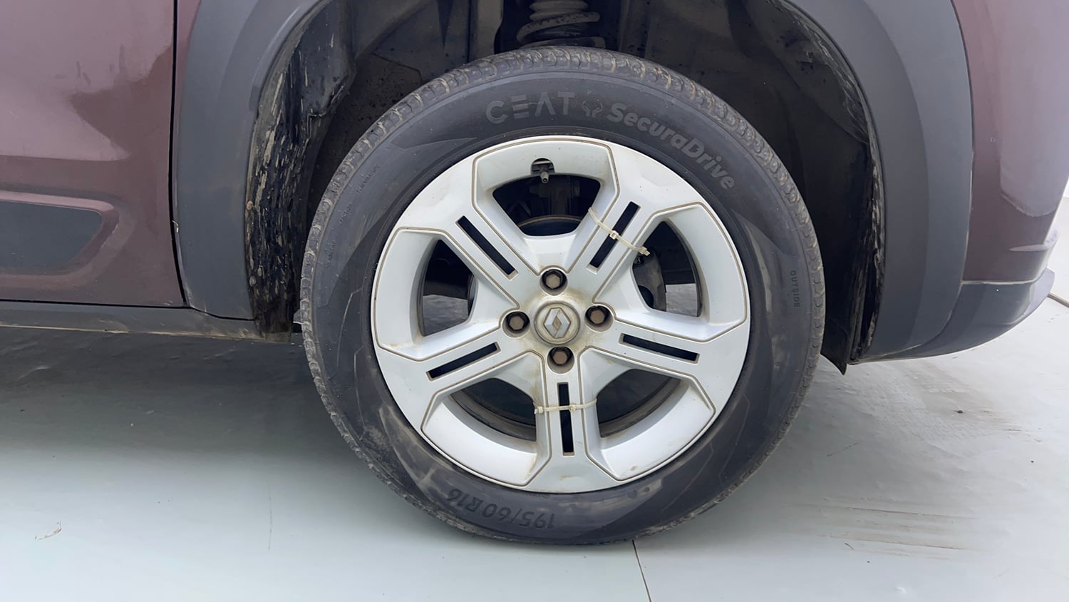 Used 2022 Renault Kiger RXT MT Petrol Manual tyres RIGHT FRONT TYRE RIM VIEW