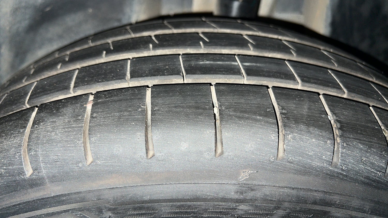 Used 2022 Jeep Compass Limited (O) 1.4 Petrol DCT Petrol Automatic tyres LEFT REAR TYRE TREAD VIEW