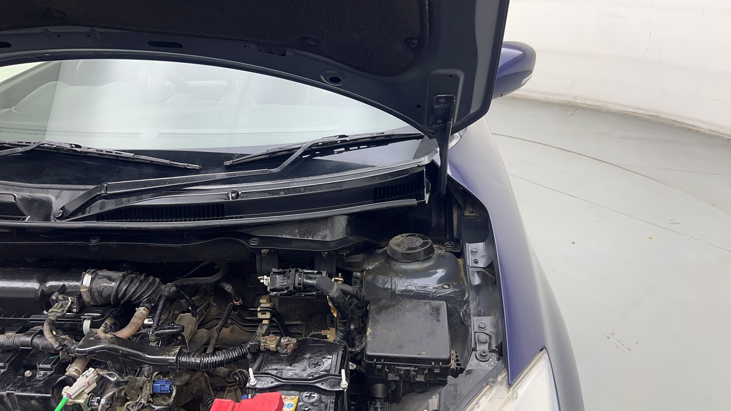 Used 2021 Maruti Suzuki Swift VXi Petrol Manual engine ENGINE LEFT SIDE HINGE & APRON VIEW