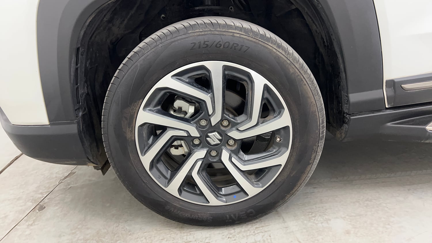 Used 2025 Maruti Suzuki Victoris VXI CNG MT 2W Cng Manual tyres LEFT FRONT TYRE RIM VIEW