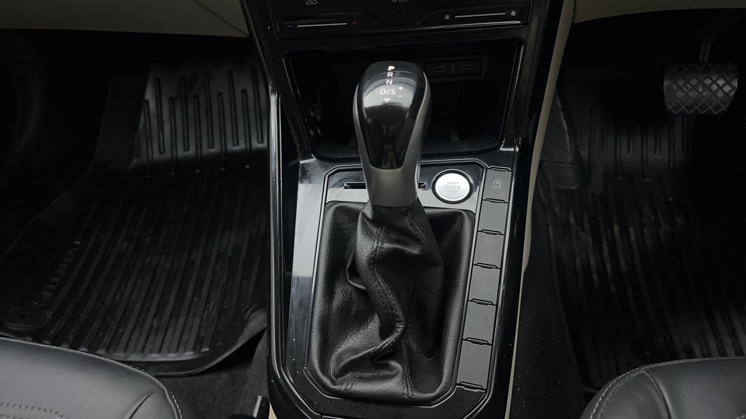 Used 2024 Volkswagen Virtus Highline 1.0 TSI AT Petrol Automatic interior GEAR  KNOB VIEW