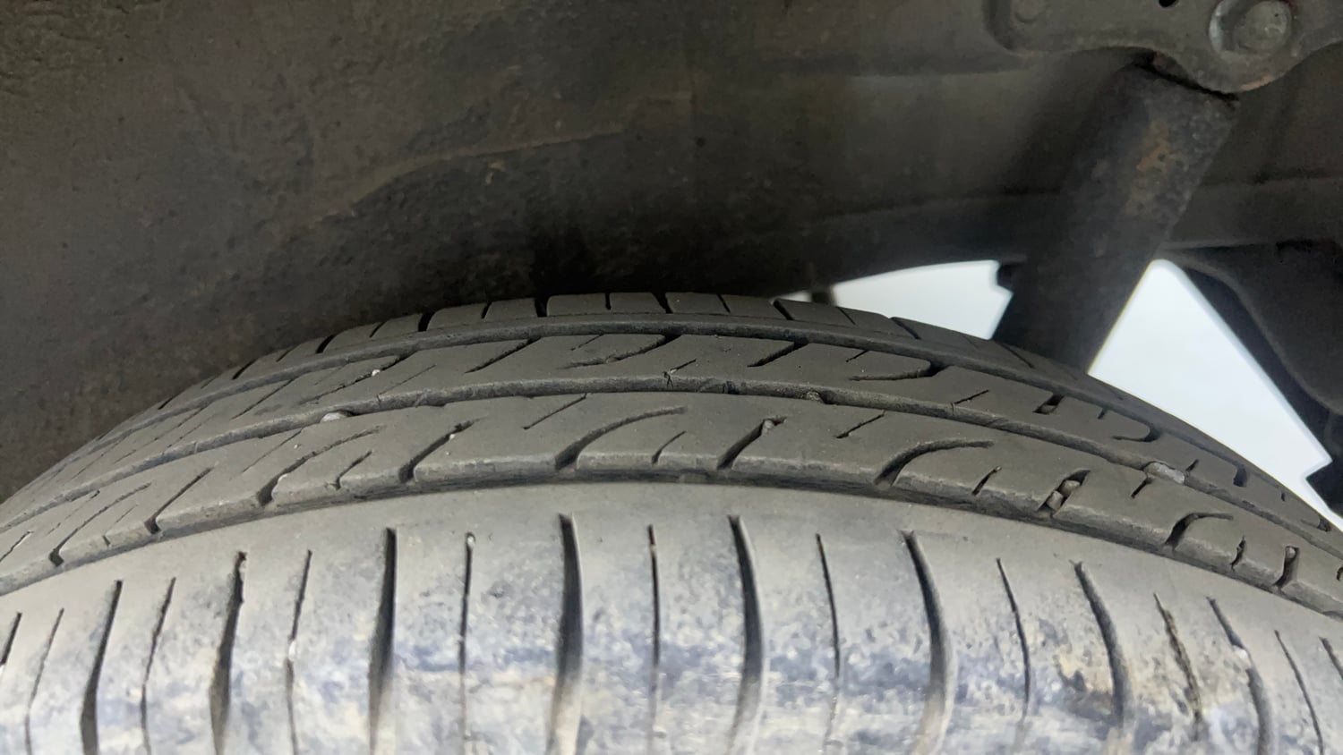 Used 2014 Maruti Suzuki Wagon R VXI Petrol Manual tyres LEFT REAR TYRE TREAD VIEW