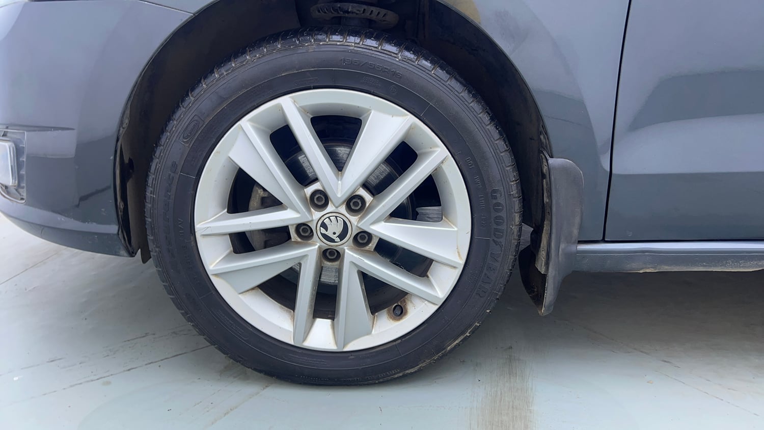 Used 2018 Skoda Rapid Style 1.6 MPI AT Petrol Automatic tyres LEFT FRONT TYRE RIM VIEW