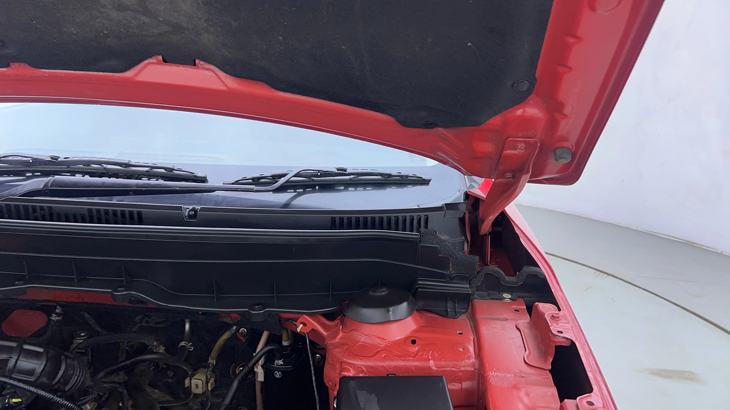 Used 2022 Maruti Suzuki Brezza Vxi AT Petrol Automatic engine ENGINE LEFT SIDE HINGE & APRON VIEW