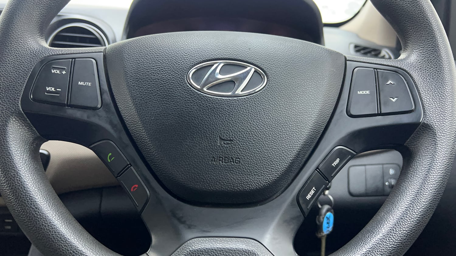 Used 2016 Hyundai Grand i10 Sportz 1.2 Kappa VTVT Petrol Manual top_features Steering mounted controls