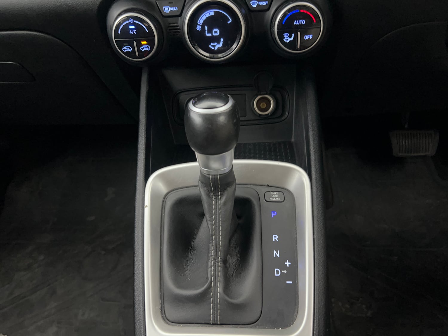 Used 2019 Hyundai Venue SX Plus 1.0 Turbo DCT Petrol Automatic interior GEAR  KNOB VIEW