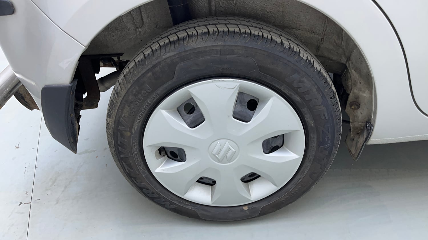 Used 2024 Maruti Suzuki Wagon R VXI 1.0 AGS Petrol Automatic tyres RIGHT REAR TYRE RIM VIEW
