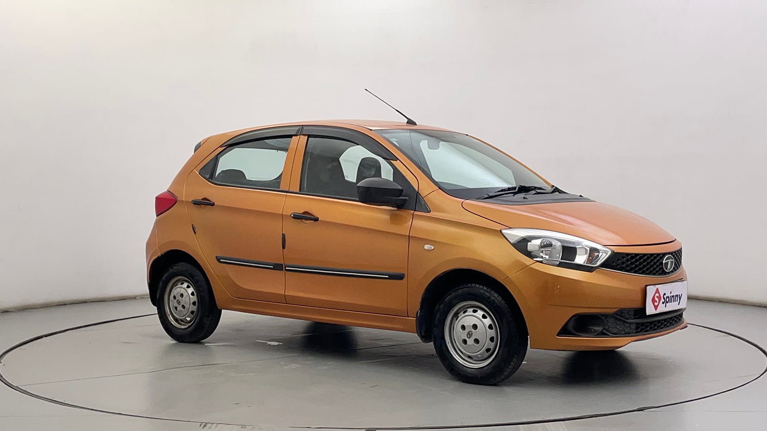 Used 2017 Tata Tiago Revotron XM Petrol Manual exterior RIGHT FRONT CORNER VIEW