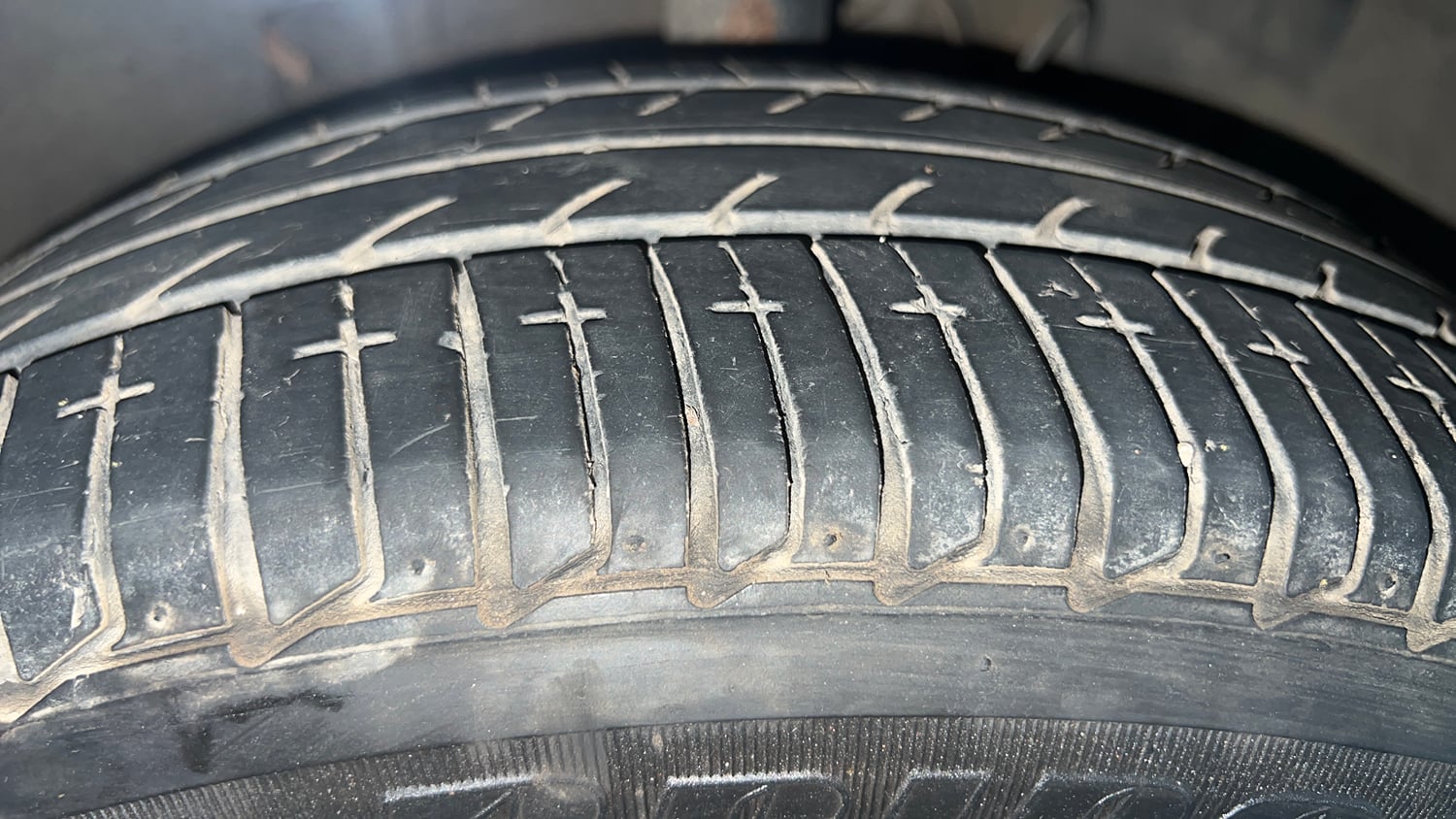 Used 2023 Tata Tigor XZA Plus Leatherette Pack Petrol Automatic tyres RIGHT FRONT TYRE TREAD VIEW