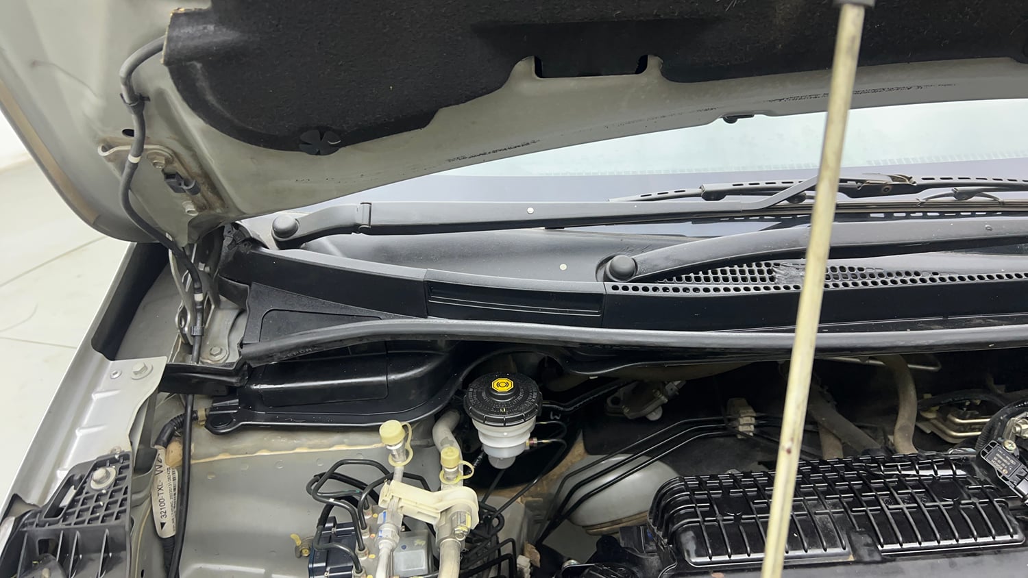 Used 2022 Honda WR-V VX MT Petrol Petrol Manual engine ENGINE RIGHT SIDE HINGE & APRON VIEW