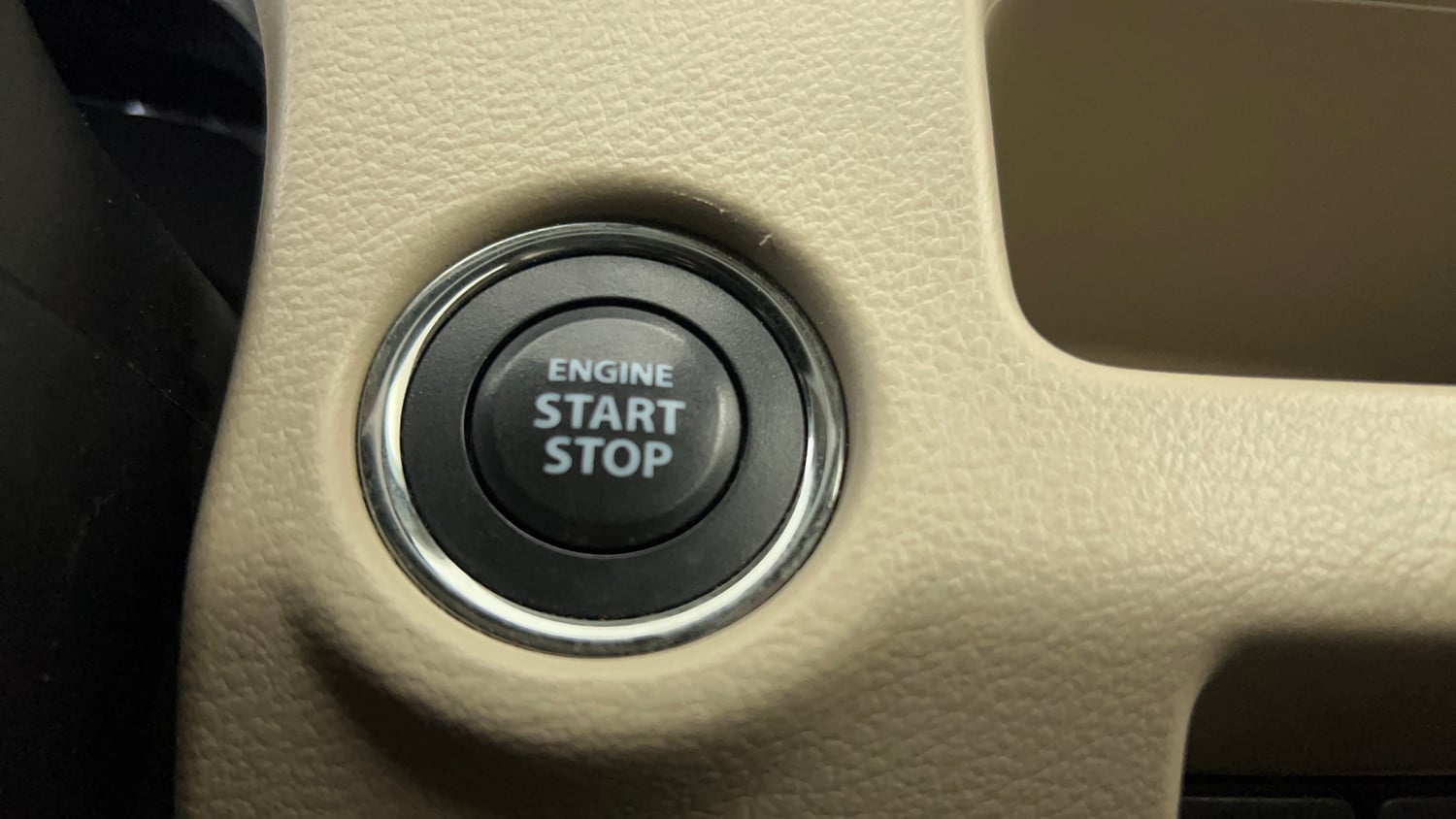 Used 2020 Maruti Suzuki Ciaz Alpha 1.5 AT Petrol Automatic top_features Keyless start
