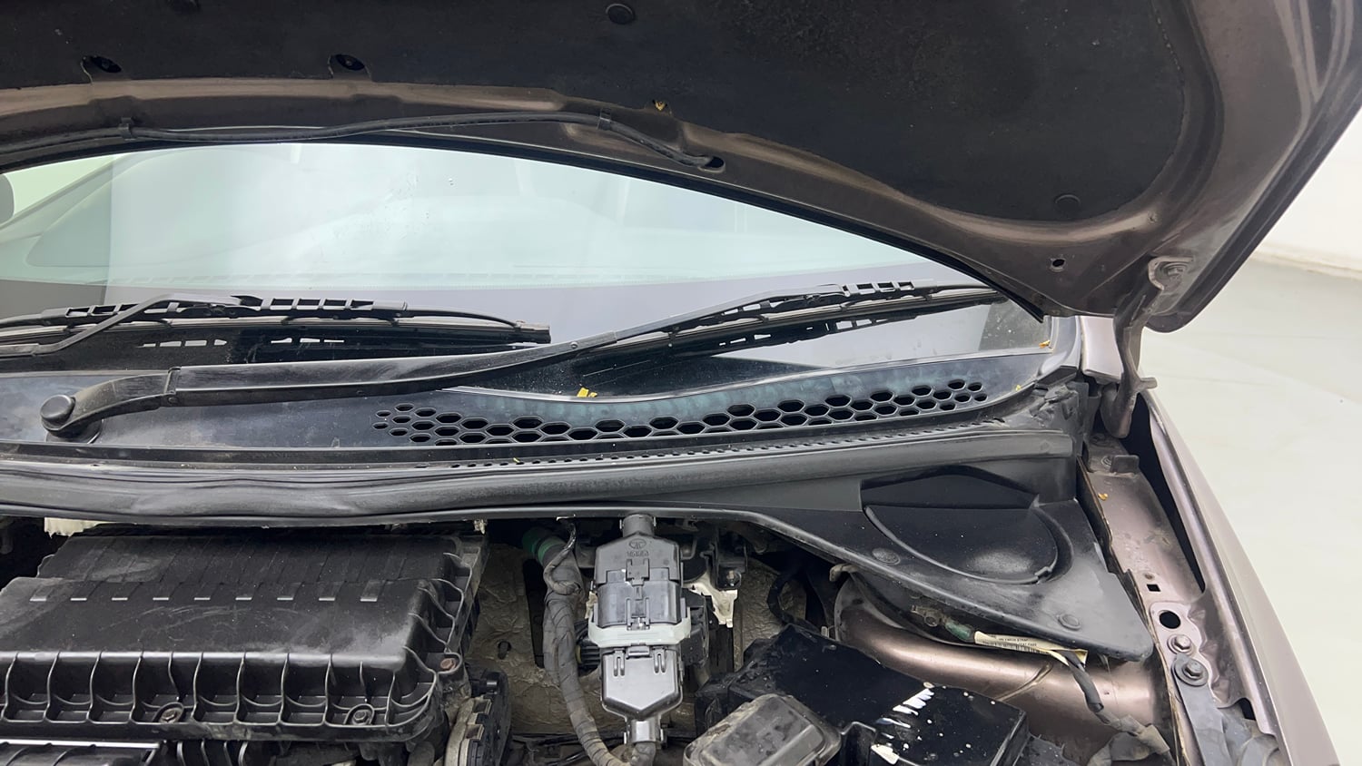 Used 2017 Tata Tiago Revotron XZ Petrol Manual engine ENGINE LEFT SIDE HINGE & APRON VIEW
