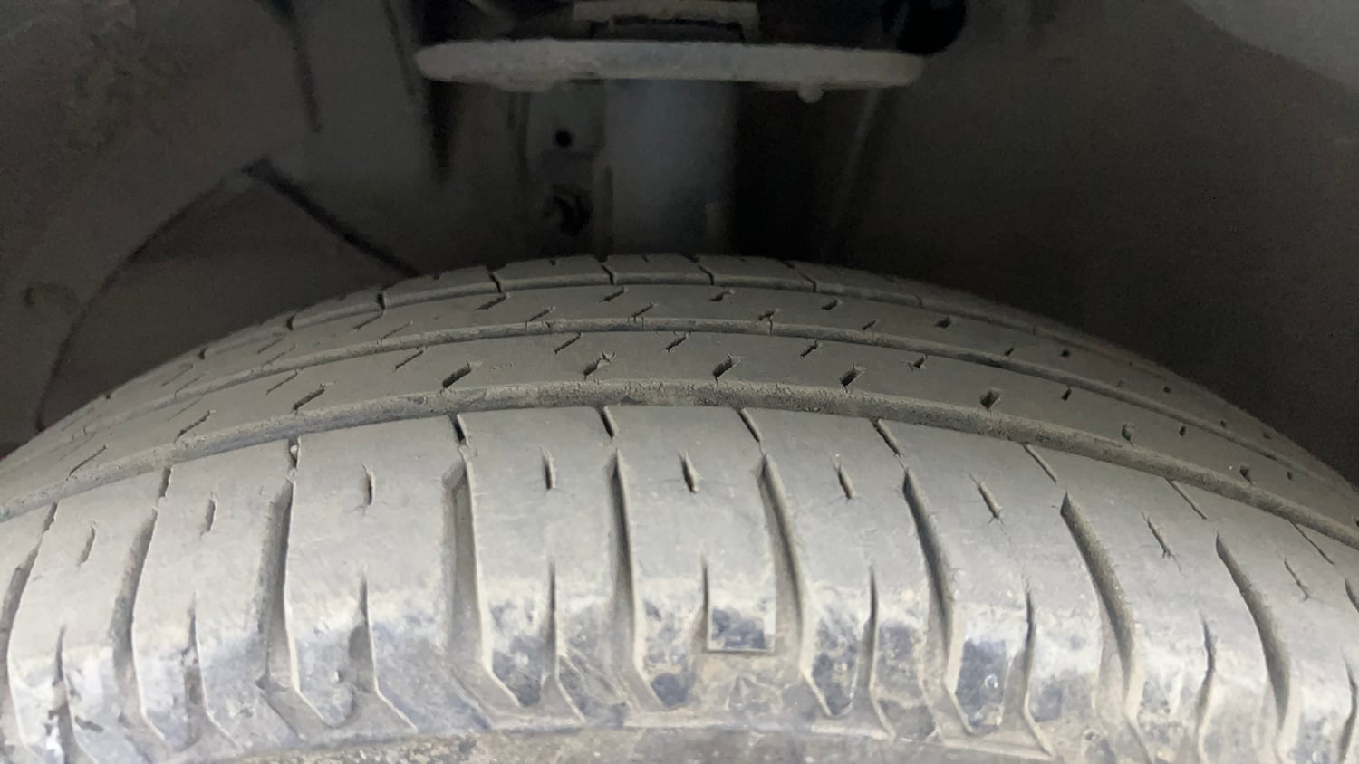 Used 2022 Maruti Suzuki New Ertiga VXi AT Petrol Automatic tyres LEFT FRONT TYRE TREAD VIEW