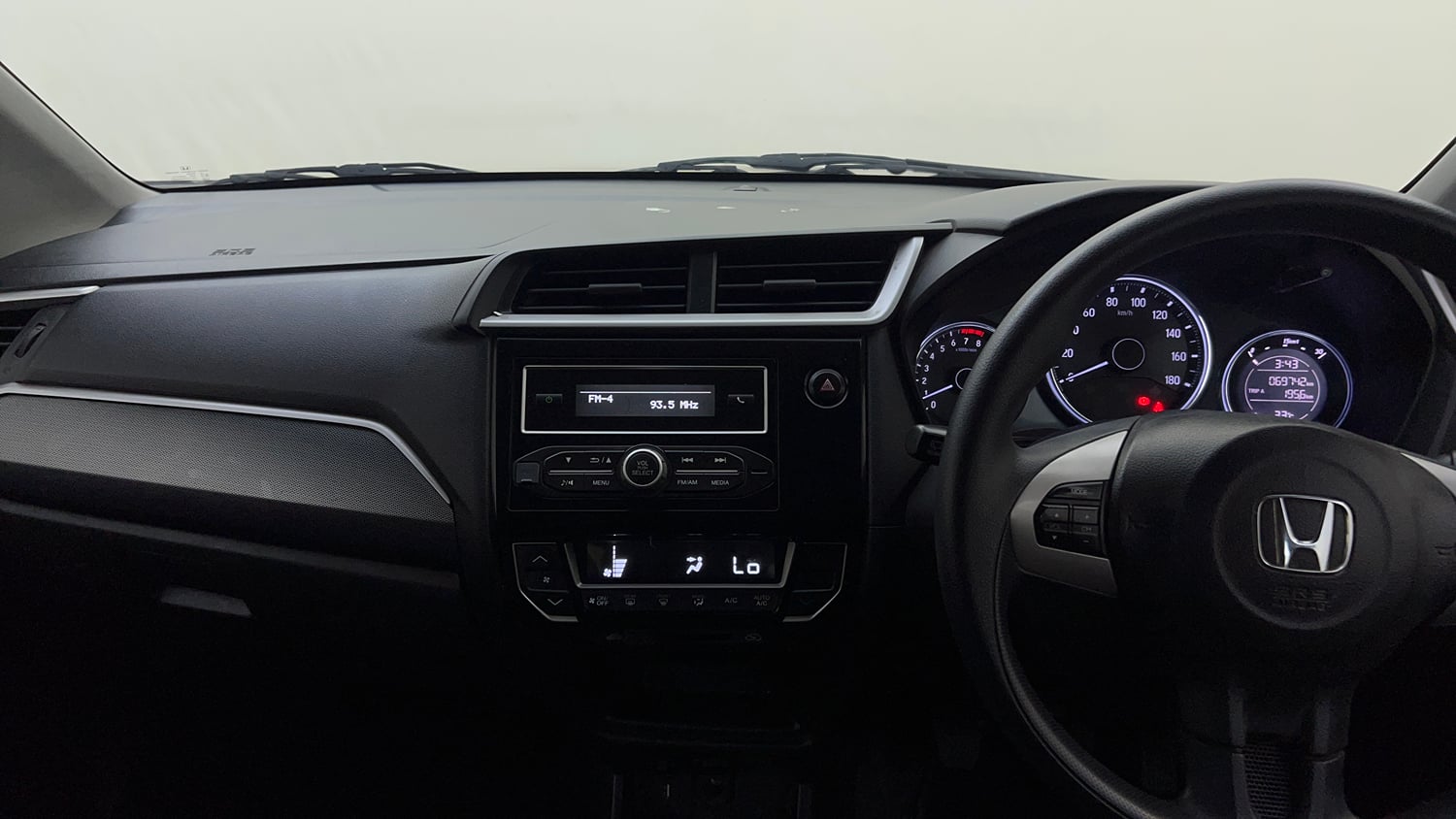 Used 2018 Honda BR-V V Petrol Petrol Manual interior MUSIC SYSTEM & AC CONTROL VIEW