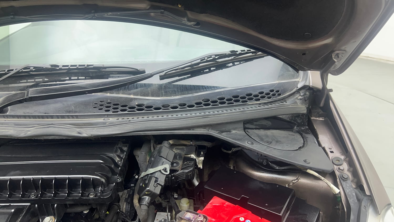 Used 2017 Tata Tiago Revotron XZA Petrol Automatic engine ENGINE LEFT SIDE HINGE & APRON VIEW
