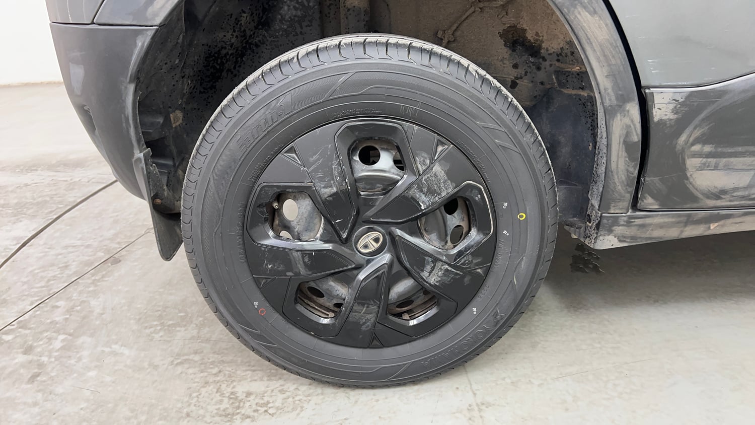 Used 2022 Tata Punch Adventure Rhythm Pack AMT Petrol Automatic tyres RIGHT REAR TYRE RIM VIEW