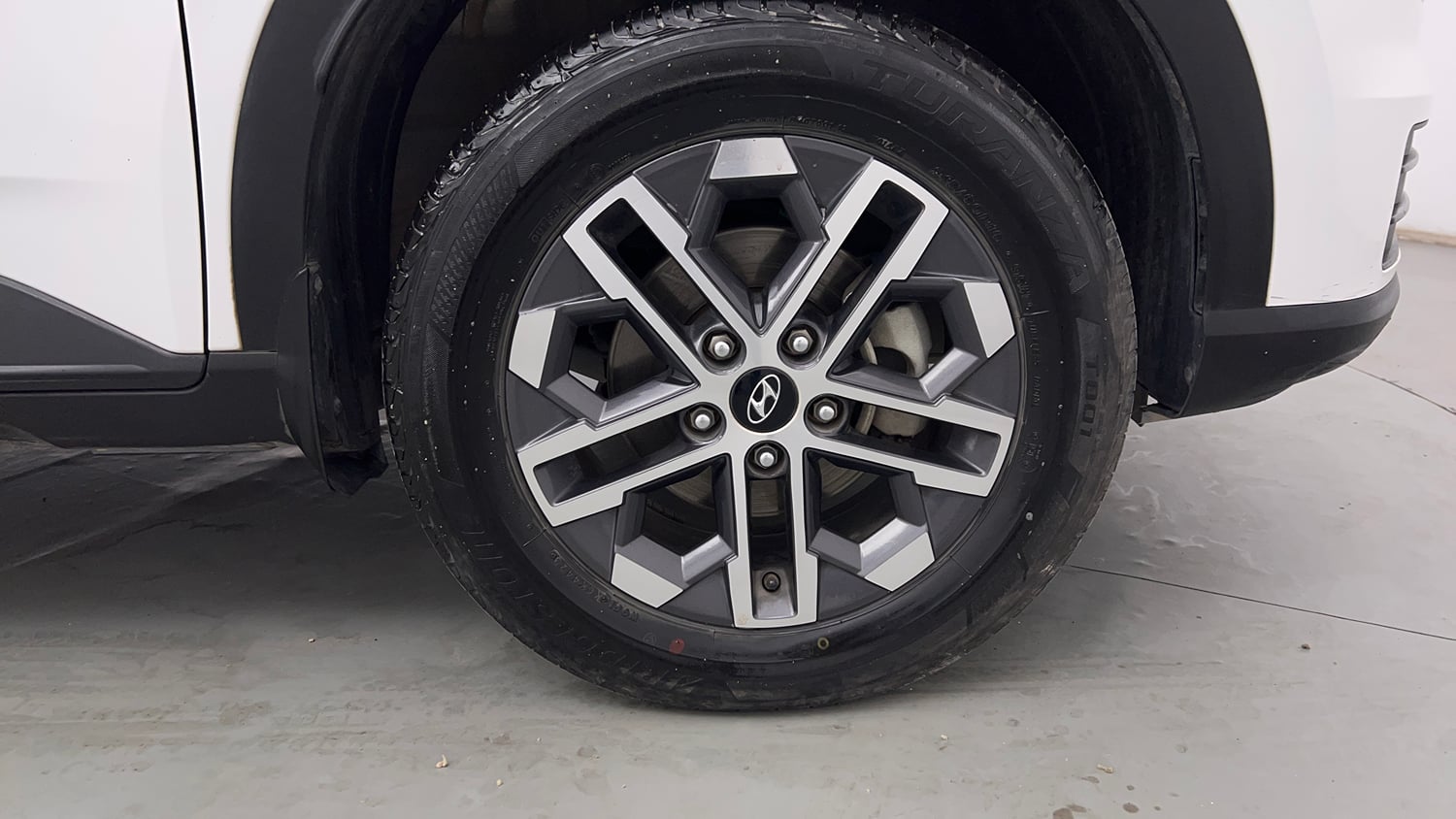 Used 2024 Hyundai Venue SX 1.2 Petrol Petrol Manual tyres RIGHT FRONT TYRE RIM VIEW