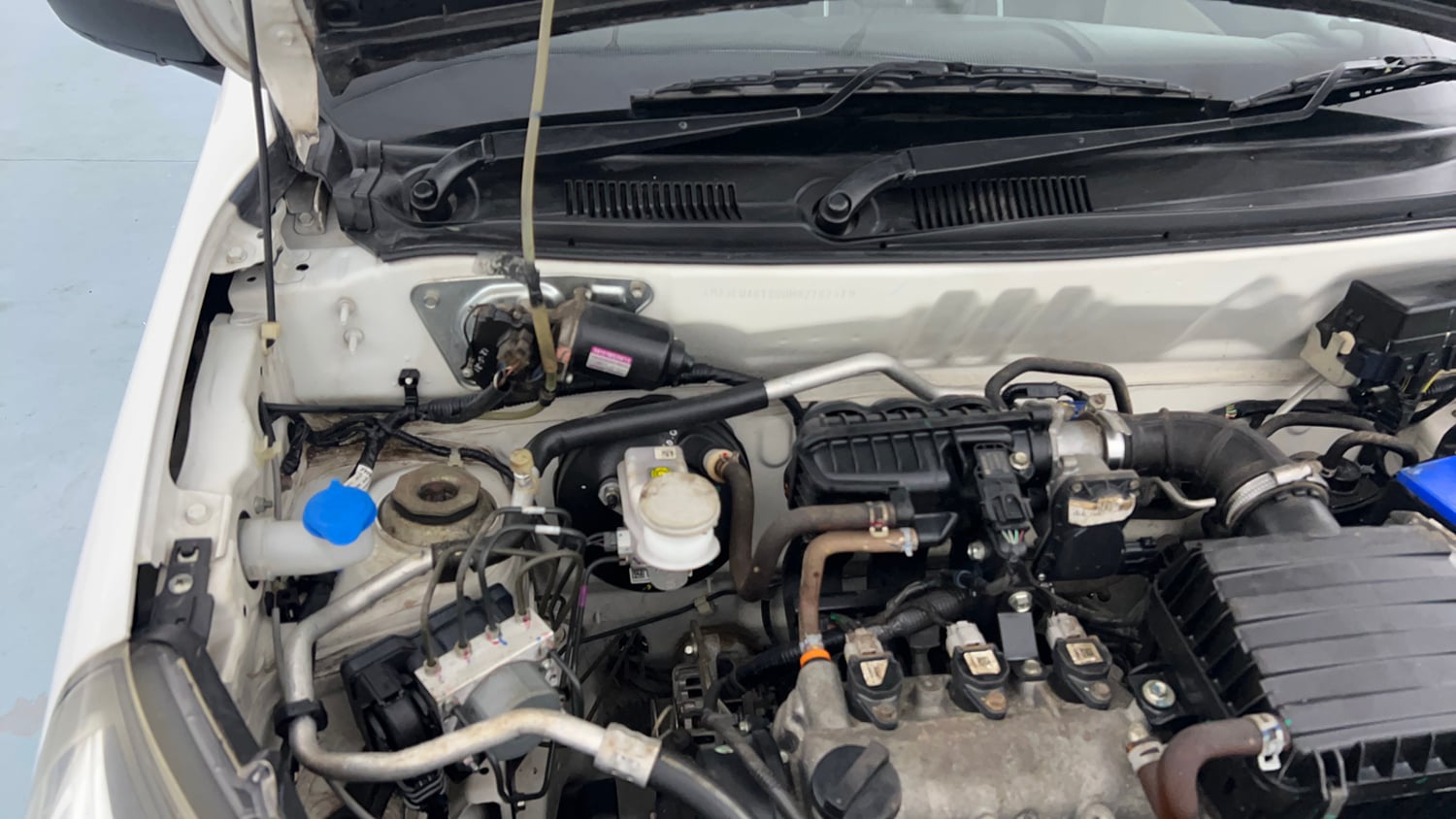 Used 2021 Maruti Suzuki Alto 800 VXi Petrol Manual engine ENGINE RIGHT SIDE HINGE & APRON VIEW