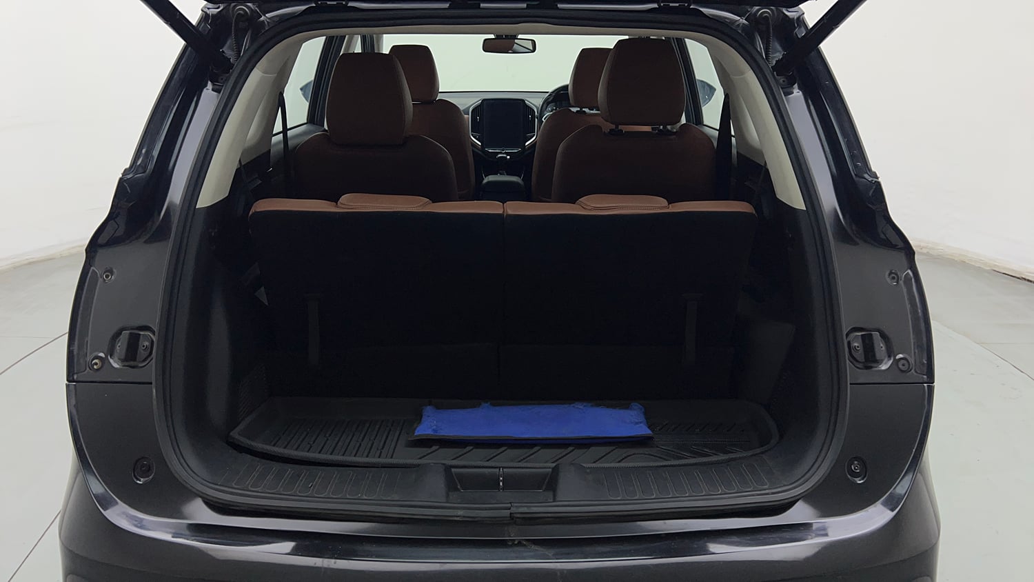 Used 2021 MG Motors Hector Plus Sharp 1.5 Petrol Turbo CVT 6-STR Petrol Automatic interior DICKY INSIDE VIEW