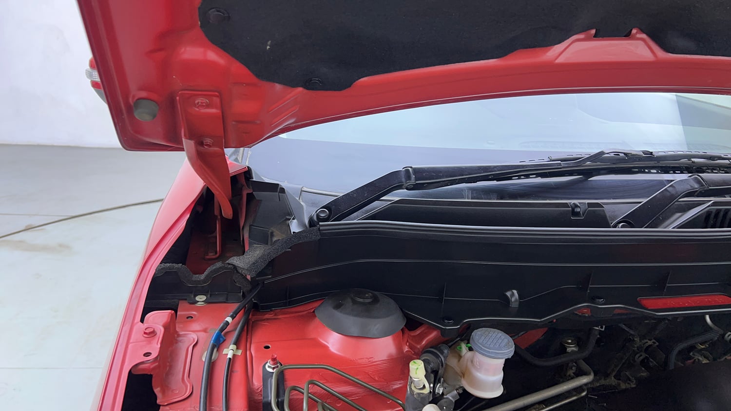 Used 2022 Maruti Suzuki Brezza Vxi AT Petrol Automatic engine ENGINE RIGHT SIDE HINGE & APRON VIEW