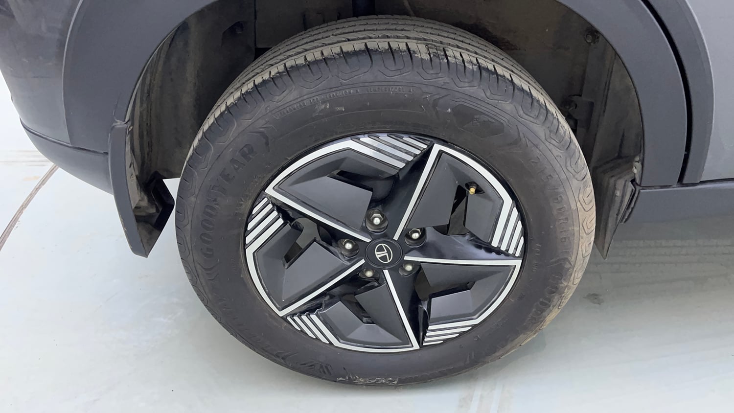 Used 2025 Tata Nexon Creative Plus 1.2 Revotron Petrol 7DCA DT Petrol Automatic tyres RIGHT REAR TYRE RIM VIEW