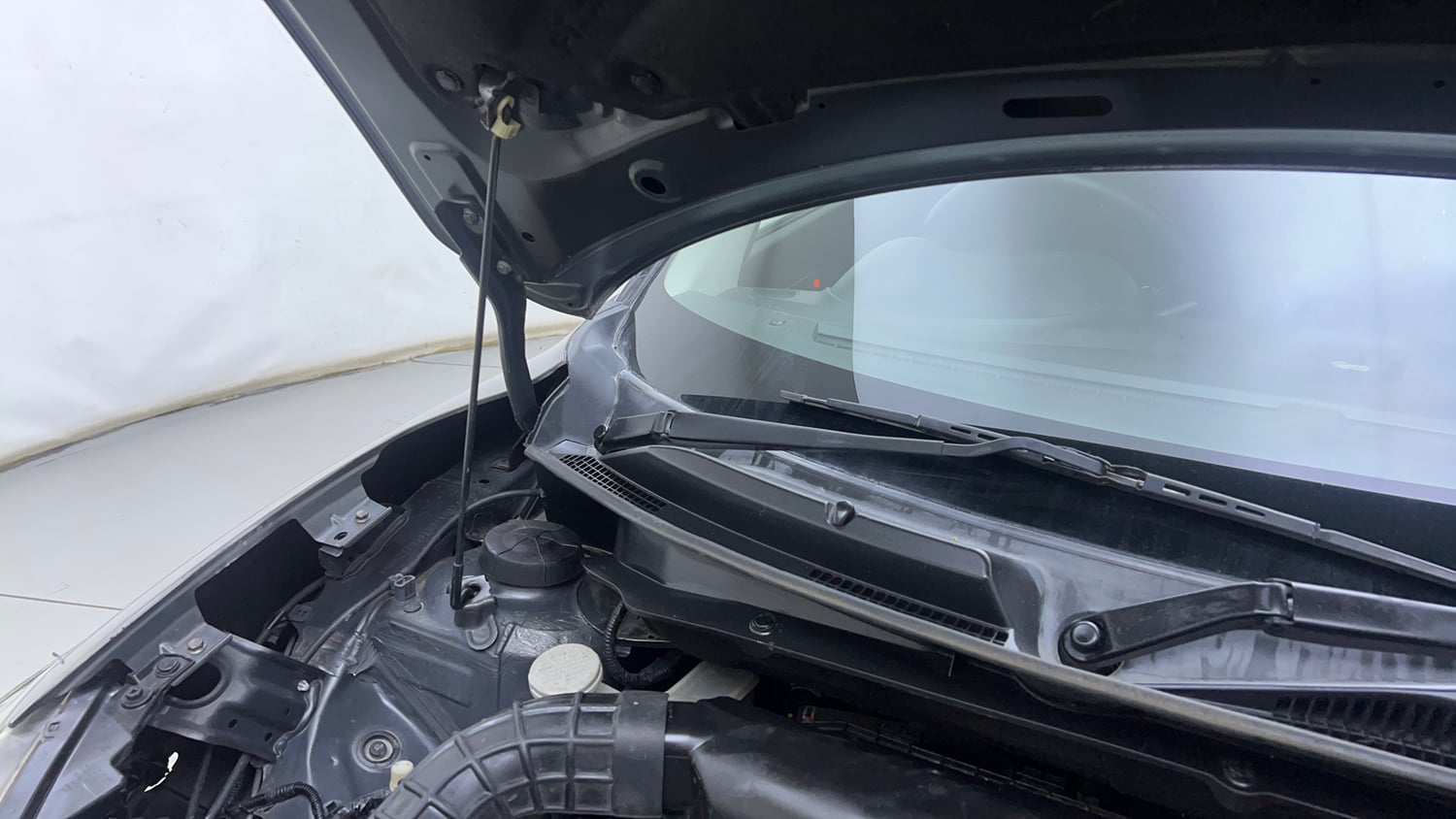 Used 2021 Maruti Suzuki Swift ZXi Plus Petrol Manual engine ENGINE RIGHT SIDE HINGE & APRON VIEW