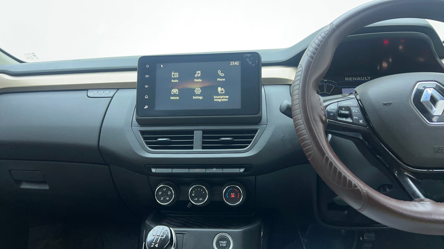 Used 2022 Renault Kiger RXT MT Petrol Manual top_features Integrated (in-dash) music system