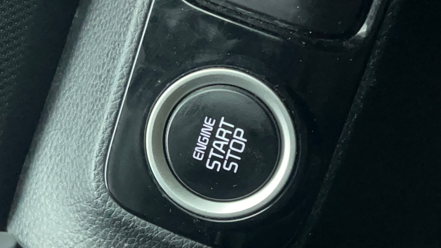 Used 2023 Kia Sonet X Line 1.0 DCT Petrol Automatic top_features Keyless start